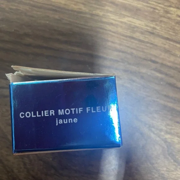 Avon‎ Yellow Flower Motif Silver Tone Adjustable Chain Necklace - Picture 9 of 10